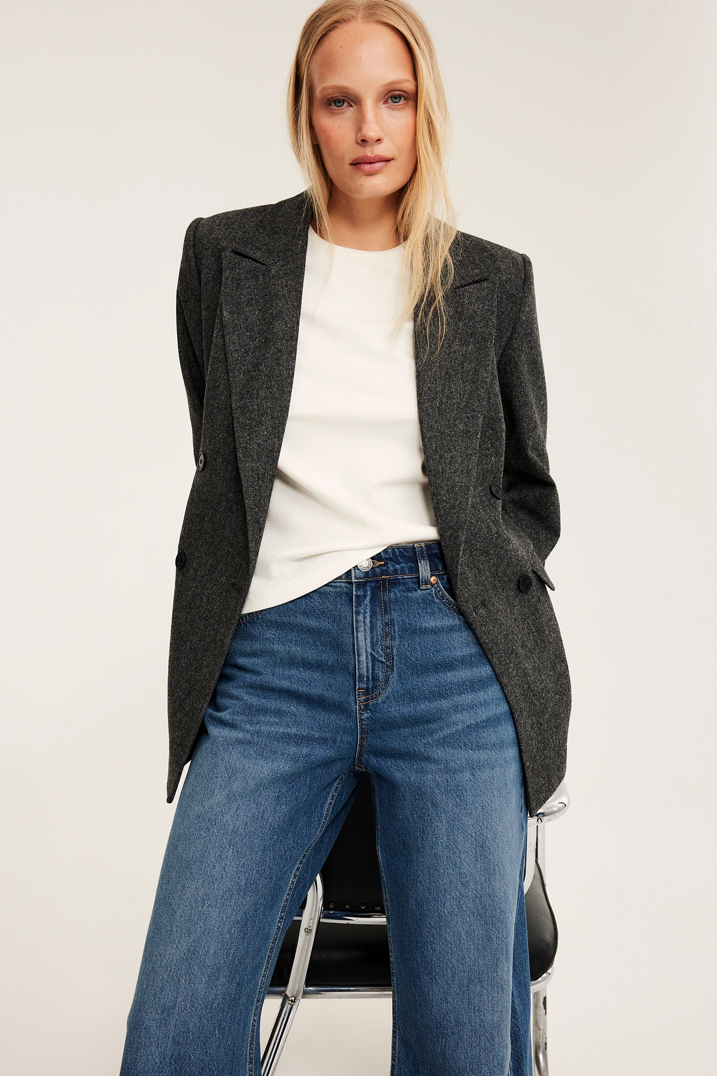 Kappahl model wearing high waisted wide jeans in dark denim